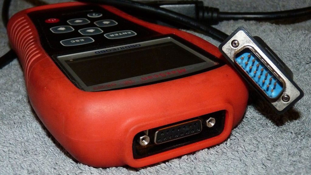 دستگاه عیب‌یاب OBD-II و رابط اتصال؛ تصویر مرجع عمومی تجهیزات دیاگ خودرو