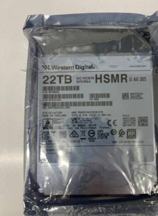 عکس واقعی هارد Western Digital 22TB HSMR با برچسب ظرفیت و مدل